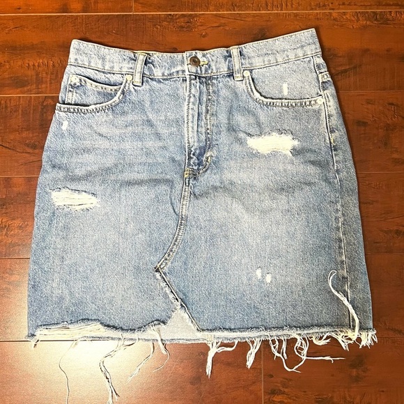 FREE PEOPLE We The Free Distressed Denim Mini Jean Skirt Raw Hem Size 29 - Picture 2 of 8